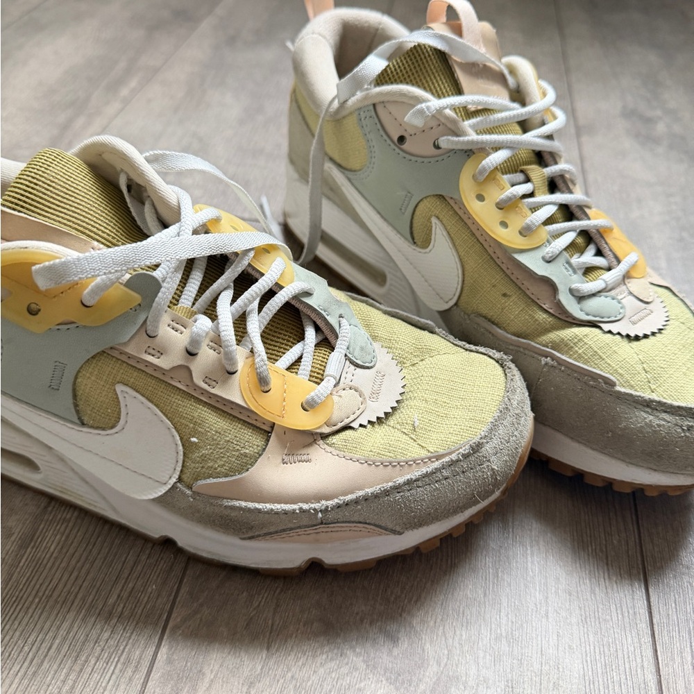 Nike Wmns Air Max 90 Futura 'Buff Gold Light Silver'